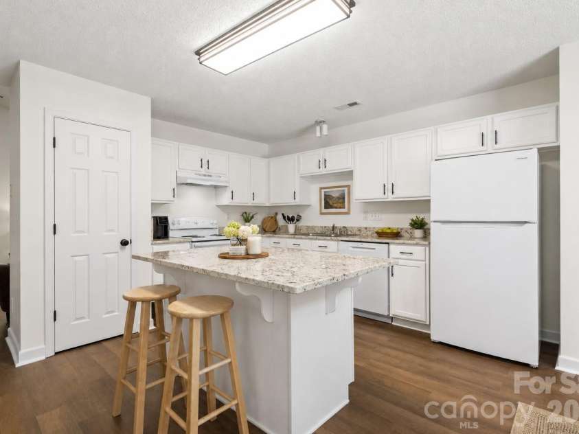 8019 Shiny Meadow Lane, Charlotte, NC 28215.  MLS# CAR4406525, YatesRealty ID 44260. 