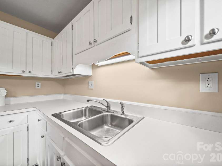 1801 Pewsbury Road, Charlotte, NC 28210.  MLS# CAR4404085, YatesRealty ID 44261. 