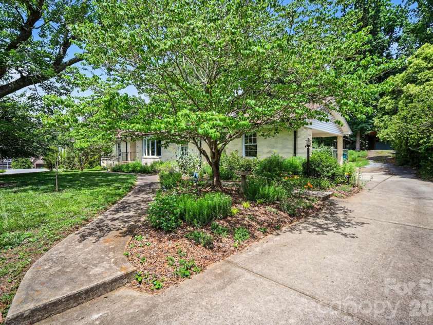 118 Lutomma Circle, Charlotte, NC 28270.  MLS# CAR4387328, YatesRealty ID 44267. 