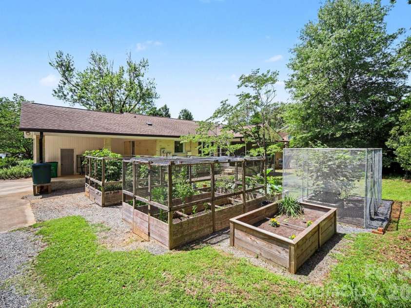 118 Lutomma Circle, Charlotte, NC 28270.  MLS# CAR4387328, YatesRealty ID 44267. 