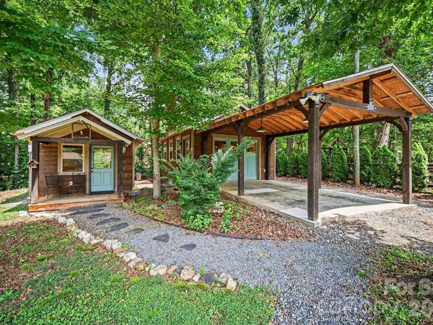 118 Lutomma Circle, Charlotte, NC 28270.  MLS# CAR4387328, YatesRealty ID 44267. Art studio and workshop