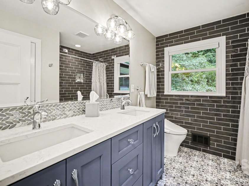 118 Lutomma Circle, Charlotte, NC 28270.  MLS# CAR4387328, YatesRealty ID 44267. Guest bath