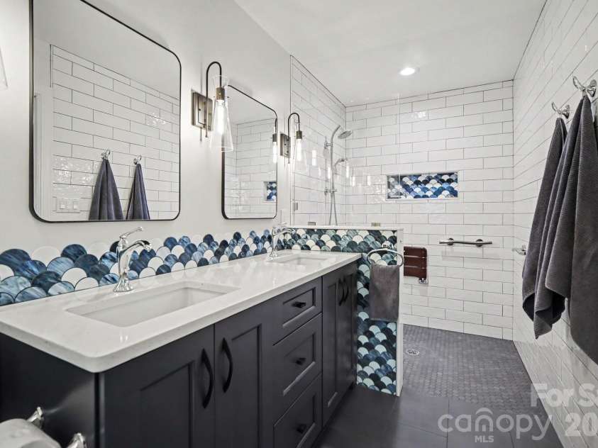 118 Lutomma Circle, Charlotte, NC 28270.  MLS# CAR4387328, YatesRealty ID 44267. Primary bath