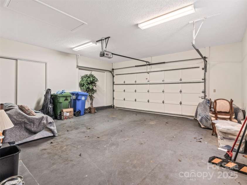 10 Clubside Drive, Asheville, NC 28804.  MLS# CAR4214274, YatesRealty ID 4427. 2 Car Garage