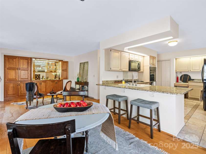 10 Clubside Drive, Asheville, NC 28804.  MLS# CAR4214274, YatesRealty ID 4427. 