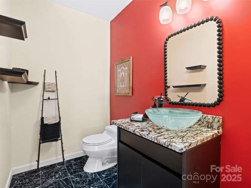 10 Clubside Drive, Asheville, NC 28804.  MLS# CAR4214274, YatesRealty ID 4427. Half Bathroom
