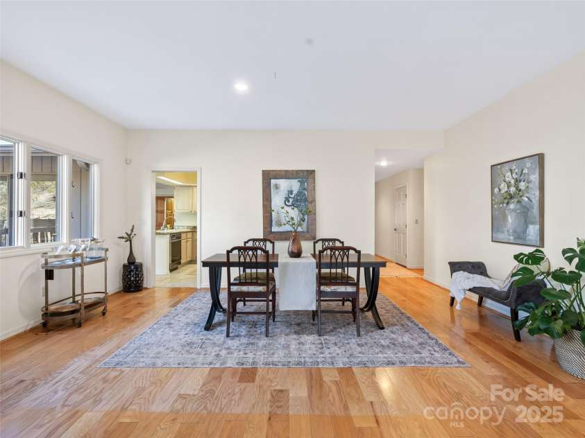 10 Clubside Drive, Asheville, NC 28804.  MLS# CAR4214274, YatesRealty ID 4427. Large Dining Room