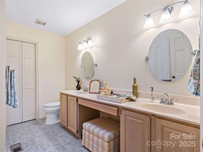 10 Clubside Drive, Asheville, NC 28804.  MLS# CAR4214274, YatesRealty ID 4427. Primary En-Suite