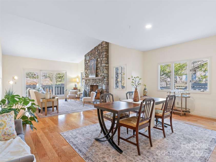 10 Clubside Drive, Asheville, NC 28804.  MLS# CAR4214274, YatesRealty ID 4427. Welcome to 10 Clubside!