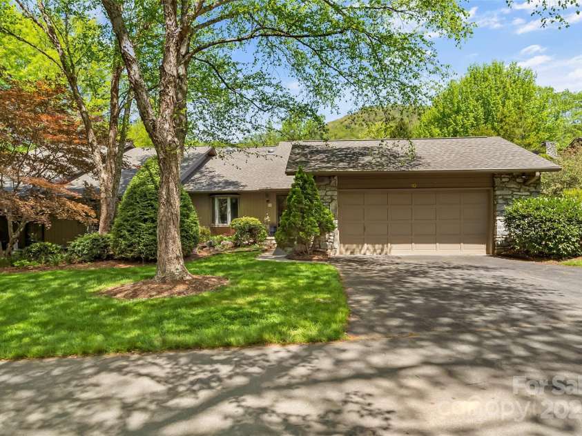 10 Clubside Drive, Asheville, NC 28804.  MLS# CAR4214274, YatesRealty ID 4427. Welcome to 10 Clubside!