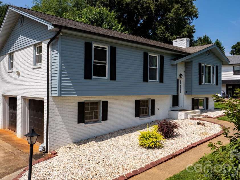 1197 Zion Church Road, Hickory, NC 28602.  MLS# CAR4414366, YatesRealty ID 44272. 