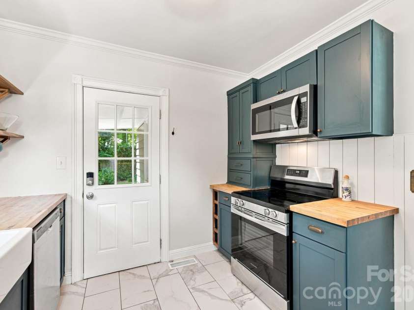 2438 Remount Road, Charlotte, NC 28208.  MLS# CAR4413052, YatesRealty ID 44273. 