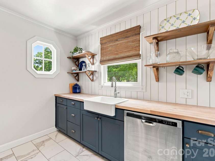 2438 Remount Road, Charlotte, NC 28208.  MLS# CAR4413052, YatesRealty ID 44273. 