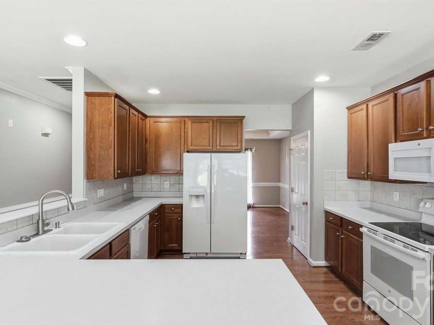4010 Lawrence Daniel Drive, Matthews, NC 28104.  MLS# CAR4410182, YatesRealty ID 44275. Large Kitchen
