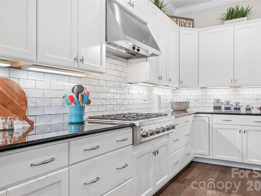218 Stone Mountain Way, Denver, NC 28037.  MLS# CAR4402089, YatesRealty ID 44285. Beautiful White Kitchen With all  Six Burner Gas Stove