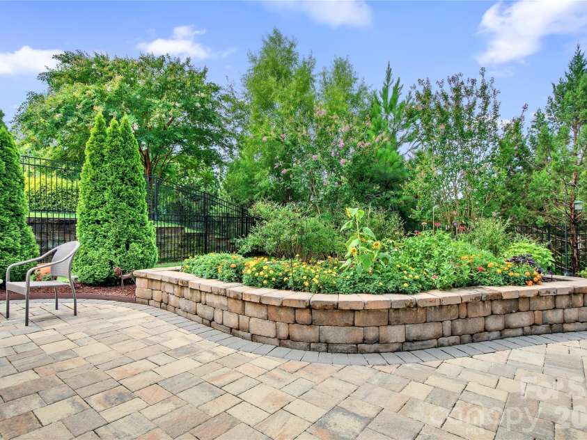 218 Stone Mountain Way, Denver, NC 28037.  MLS# CAR4402089, YatesRealty ID 44285. Raised Garden/Flower Bed