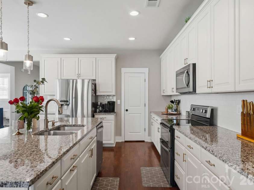 1702 Woodward Avenue, Charlotte, NC 28206.  MLS# CAR4414135, YatesRealty ID 44293. Kitchen