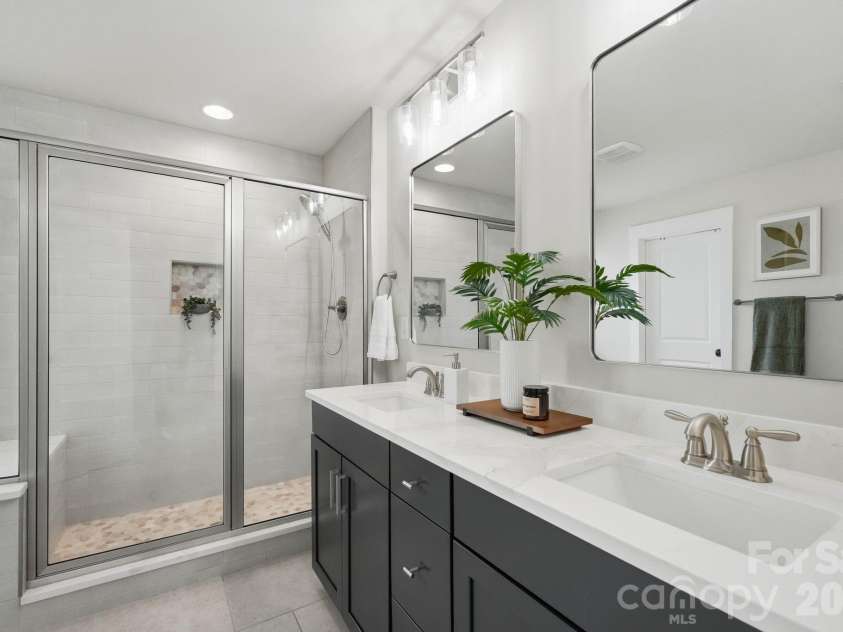 1702 Woodward Avenue, Charlotte, NC 28206.  MLS# CAR4414135, YatesRealty ID 44293. Primary en-suite