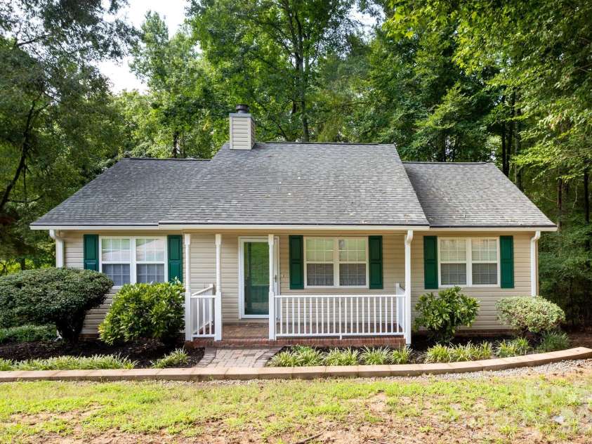 820 Clearview Court, Concord, NC 28025.  MLS# CAR4414589, YatesRealty ID 44296. Front yard