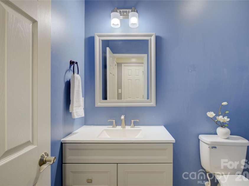 16815 Crosshaven Drive, Charlotte, NC 28278.  MLS# CAR4407553, YatesRealty ID 44305. 