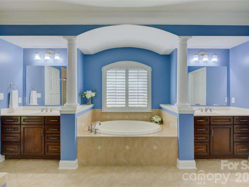 16815 Crosshaven Drive, Charlotte, NC 28278.  MLS# CAR4407553, YatesRealty ID 44305. 