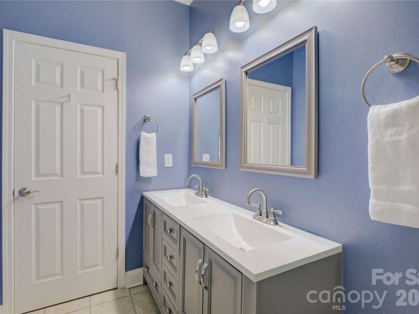 16815 Crosshaven Drive, Charlotte, NC 28278.  MLS# CAR4407553, YatesRealty ID 44305. 