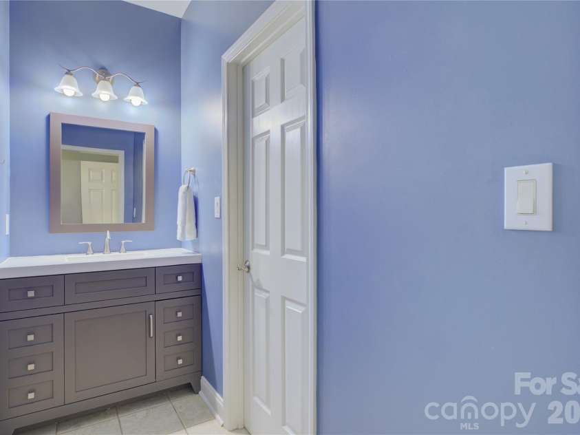 16815 Crosshaven Drive, Charlotte, NC 28278.  MLS# CAR4407553, YatesRealty ID 44305. 