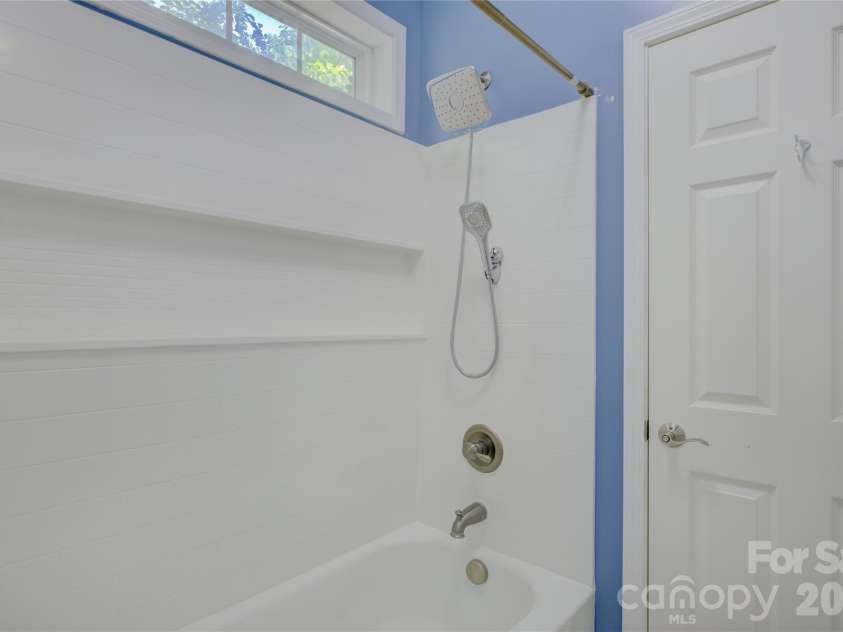 16815 Crosshaven Drive, Charlotte, NC 28278.  MLS# CAR4407553, YatesRealty ID 44305. 