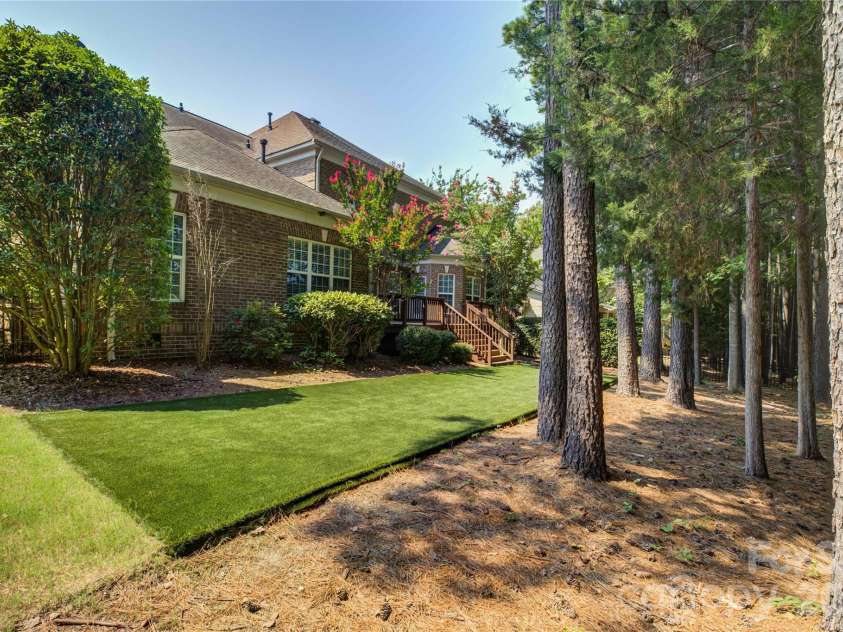 16815 Crosshaven Drive, Charlotte, NC 28278.  MLS# CAR4407553, YatesRealty ID 44305. 