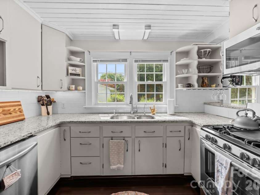 1537 New Hope Road, Gastonia, NC 28054.  MLS# CAR4414400, YatesRealty ID 44307. Kitchen