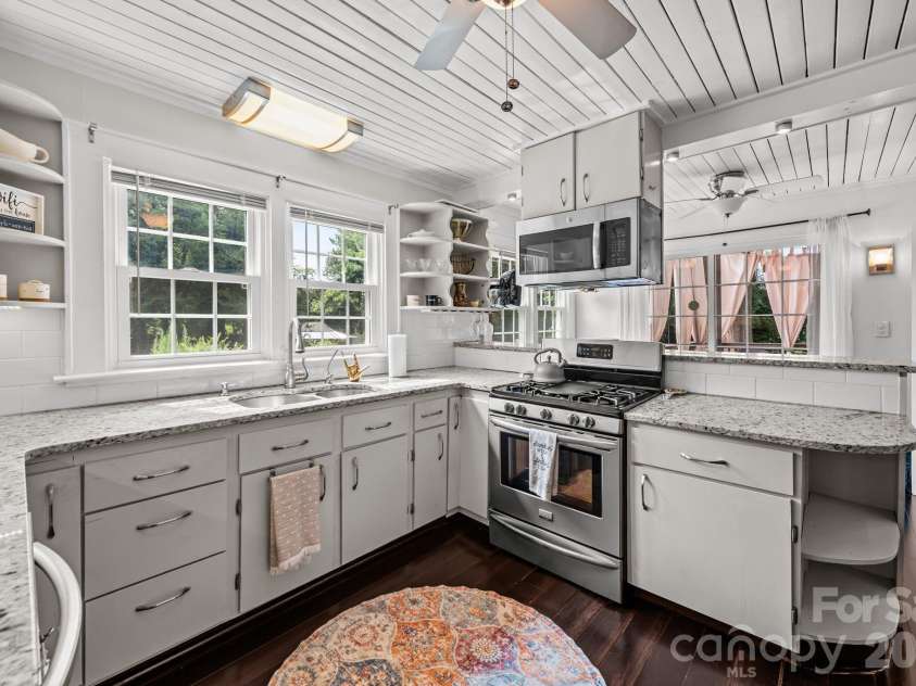 1537 New Hope Road, Gastonia, NC 28054.  MLS# CAR4414400, YatesRealty ID 44307. Kitchen