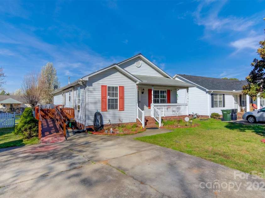 376 Brook Green Place, Concord, NC 28027.  MLS# CAR4230406, YatesRealty ID 4432. Driveway