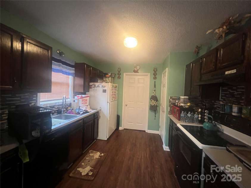 376 Brook Green Place, Concord, NC 28027.  MLS# CAR4230406, YatesRealty ID 4432. Kitchen