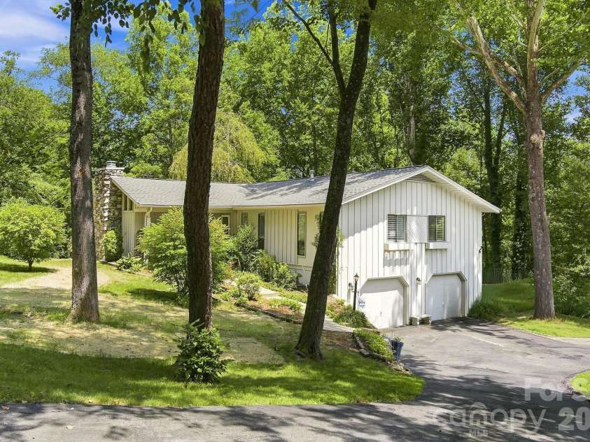 3020 Chestnut Tree Road, Hendersonville, NC 28792.  MLS# CAR4407739, YatesRealty ID 44320. 