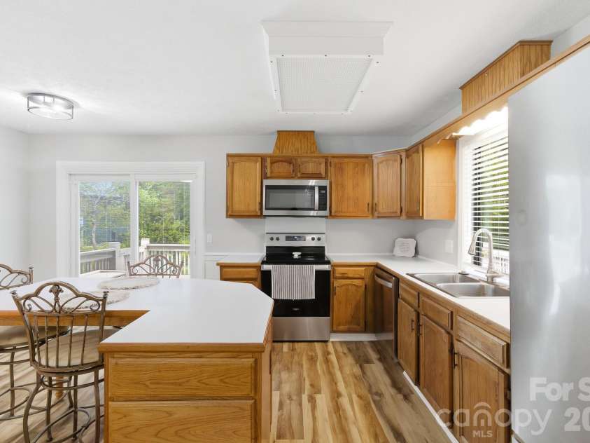 3020 Chestnut Tree Road, Hendersonville, NC 28792.  MLS# CAR4407739, YatesRealty ID 44320. 
