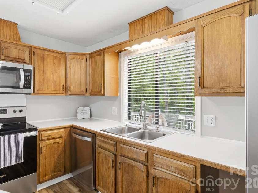 3020 Chestnut Tree Road, Hendersonville, NC 28792.  MLS# CAR4407739, YatesRealty ID 44320. 