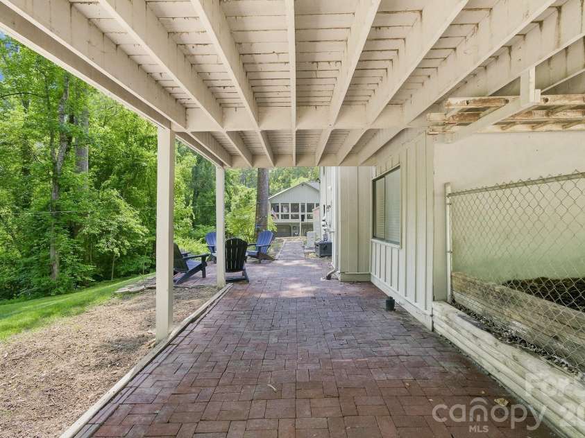 3020 Chestnut Tree Road, Hendersonville, NC 28792.  MLS# CAR4407739, YatesRealty ID 44320. 