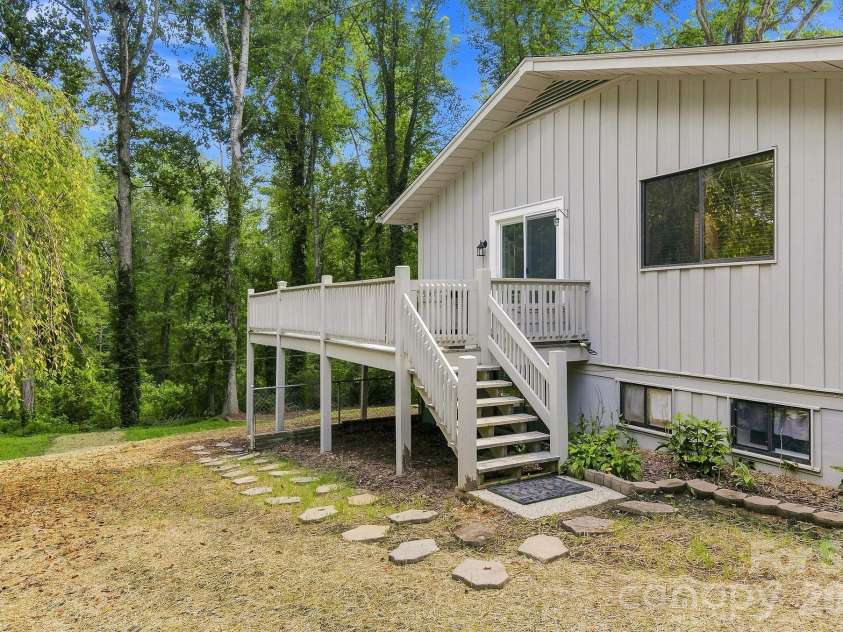 3020 Chestnut Tree Road, Hendersonville, NC 28792.  MLS# CAR4407739, YatesRealty ID 44320. 