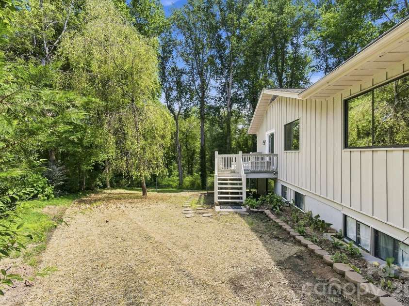 3020 Chestnut Tree Road, Hendersonville, NC 28792.  MLS# CAR4407739, YatesRealty ID 44320. 