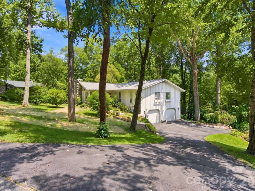 3020 Chestnut Tree Road, Hendersonville, NC 28792.  MLS# CAR4407739, YatesRealty ID 44320. 