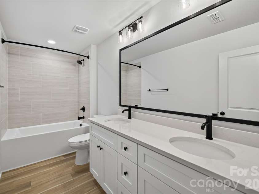 5234 Hickory Lane, Charlotte, NC 28216.  MLS# CAR4411896, YatesRealty ID 44324. 