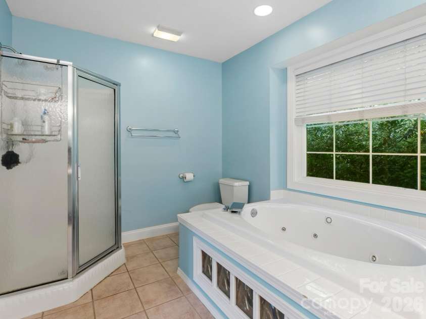 306 Golden Hawk Trail, Asheville, NC 28805.  MLS# CAR4413956, YatesRealty ID 44325. Primary bath