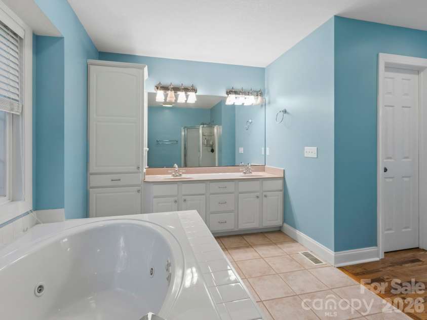 306 Golden Hawk Trail, Asheville, NC 28805.  MLS# CAR4413956, YatesRealty ID 44325. Primary bath