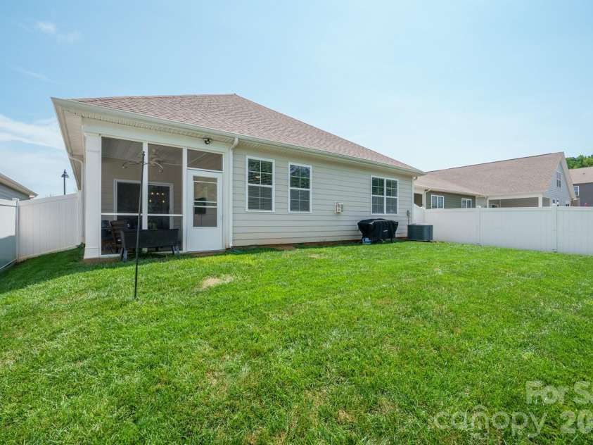 261 Robinwood Lane, Lake Wylie, SC 29710.  MLS# CAR4414019, YatesRealty ID 44328. 