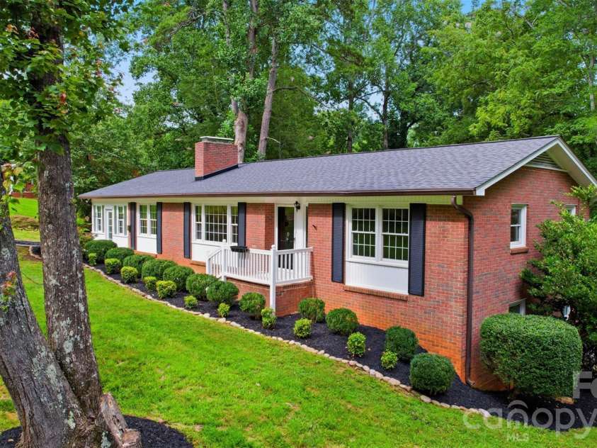 401 East End Avenue, Statesville, NC 28677.  MLS# CAR4414039, YatesRealty ID 44329. 