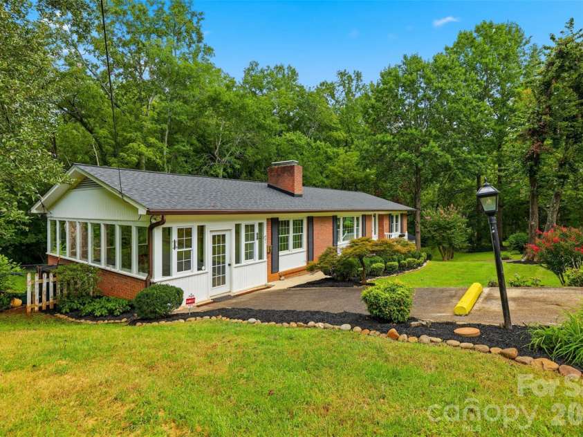 401 East End Avenue, Statesville, NC 28677.  MLS# CAR4414039, YatesRealty ID 44329. 