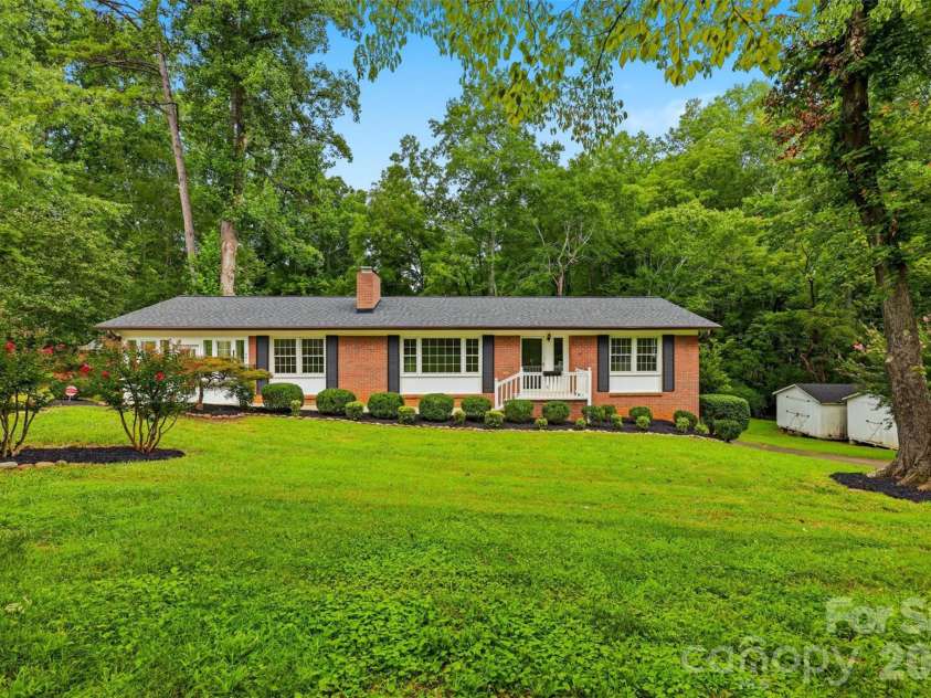 401 East End Avenue, Statesville, NC 28677.  MLS# CAR4414039, YatesRealty ID 44329. 