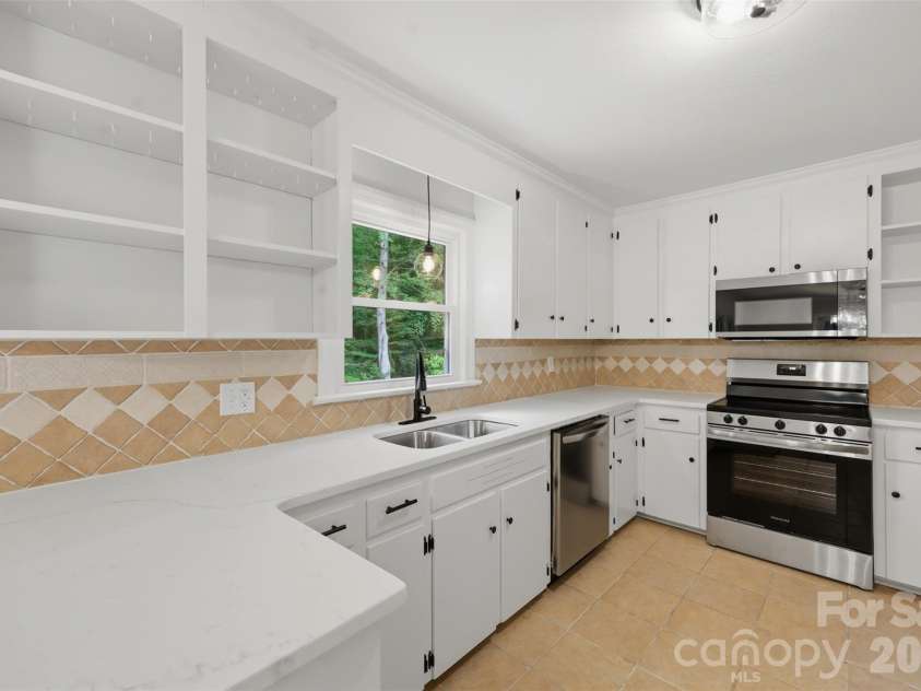 401 East End Avenue, Statesville, NC 28677.  MLS# CAR4414039, YatesRealty ID 44329. 