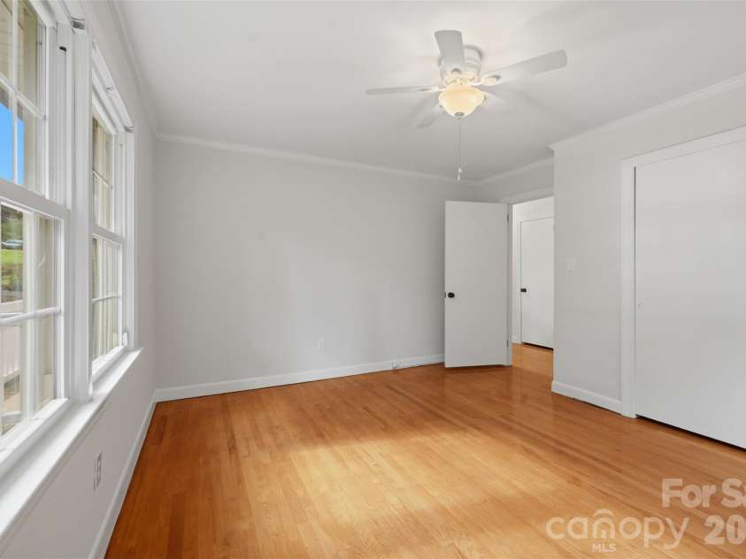 401 East End Avenue, Statesville, NC 28677.  MLS# CAR4414039, YatesRealty ID 44329. 