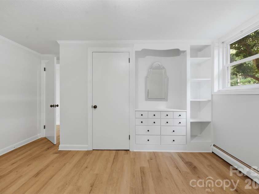 401 East End Avenue, Statesville, NC 28677.  MLS# CAR4414039, YatesRealty ID 44329. 